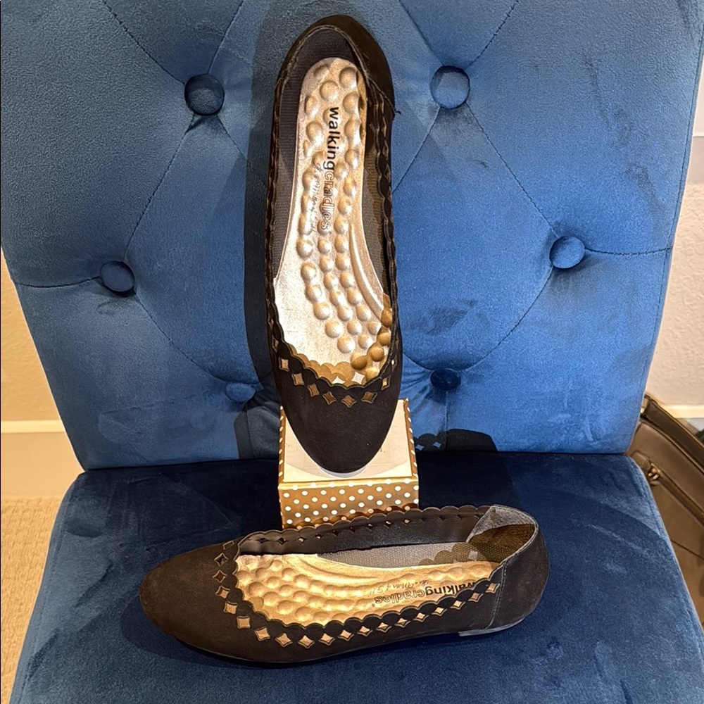 Walking Cradles Black Flats with Sophisticated Design